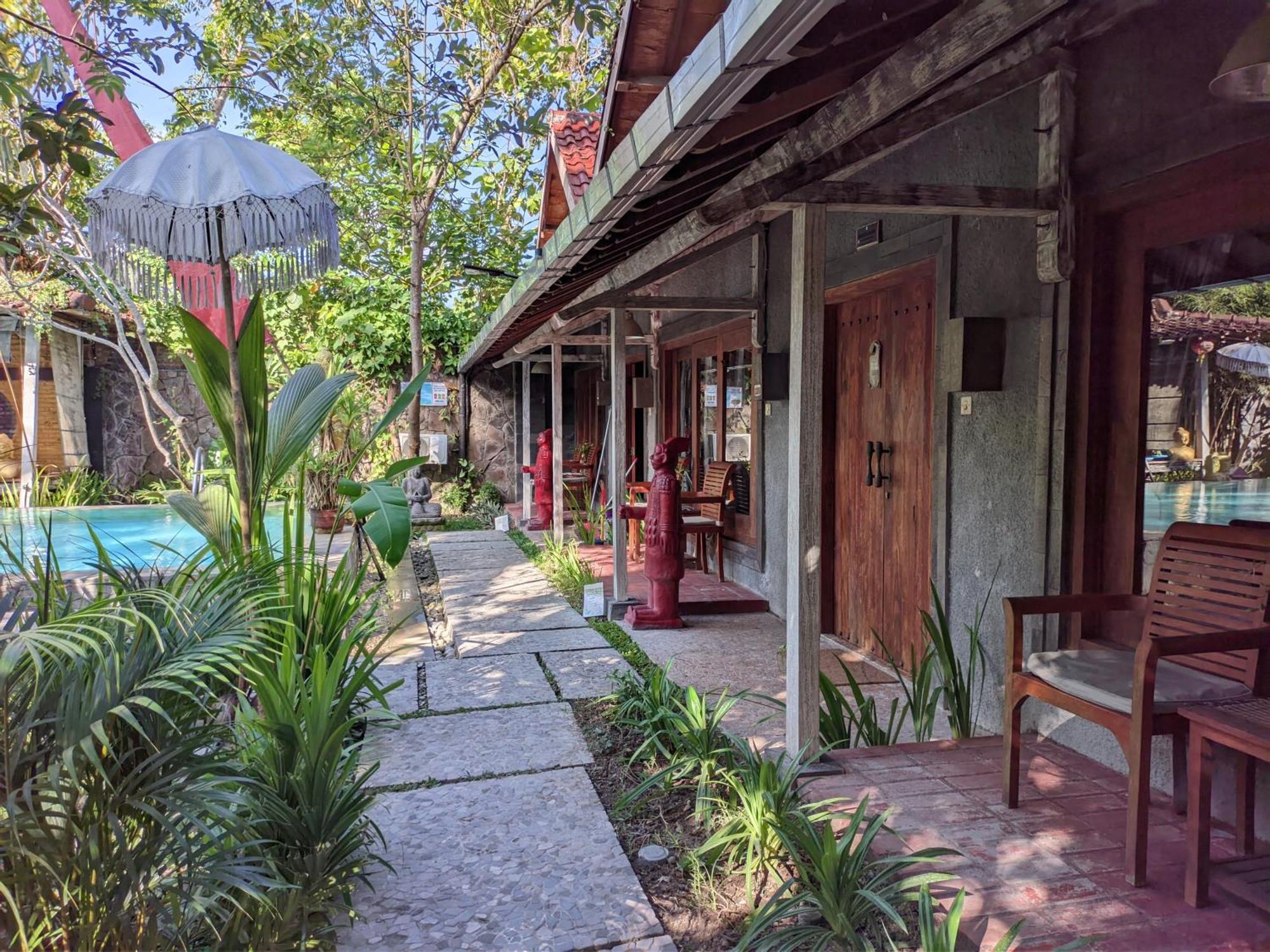 Astuti Gallery Homestay Джокьякарта Экстерьер фото