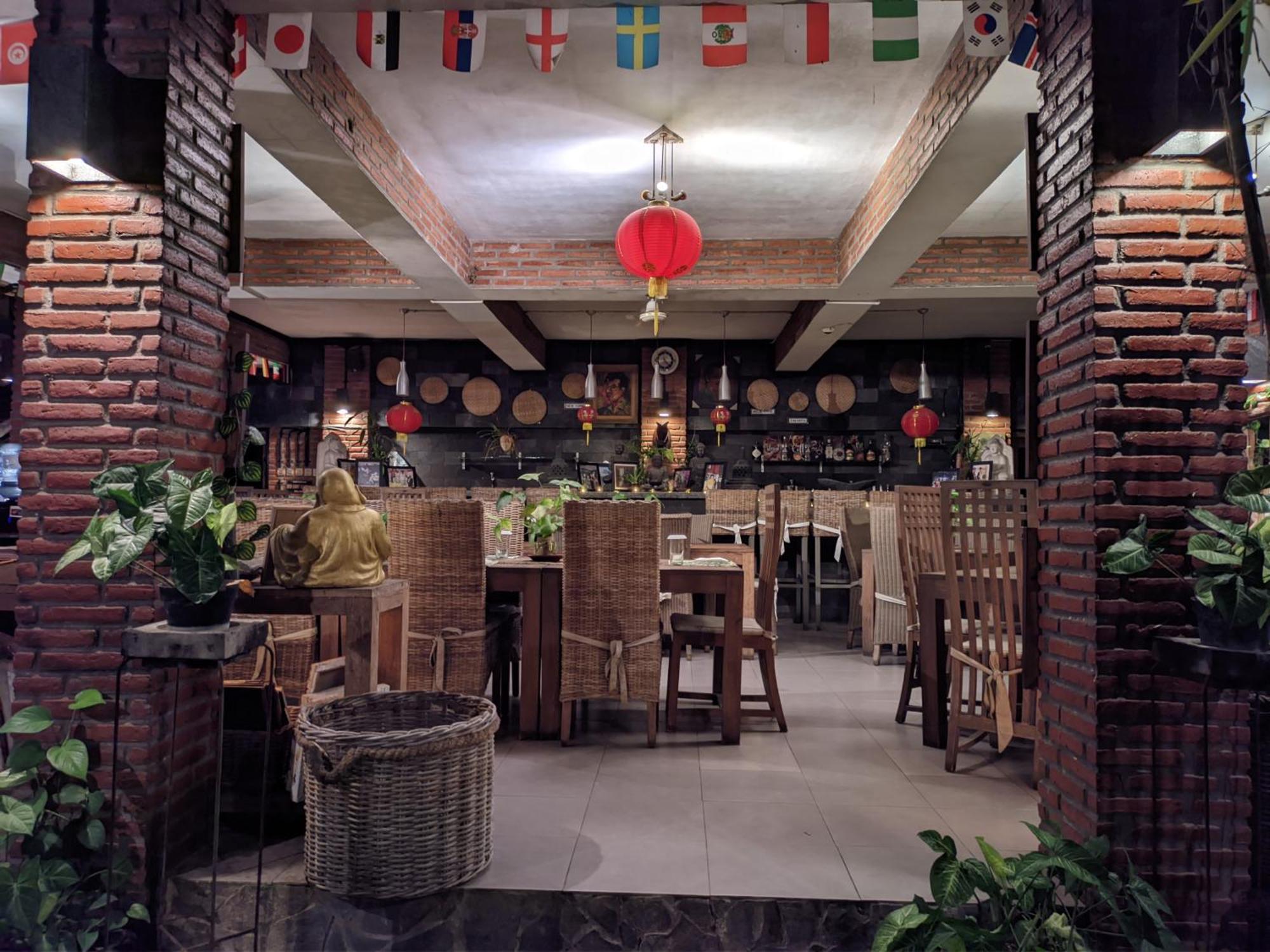 Astuti Gallery Homestay Джокьякарта Экстерьер фото