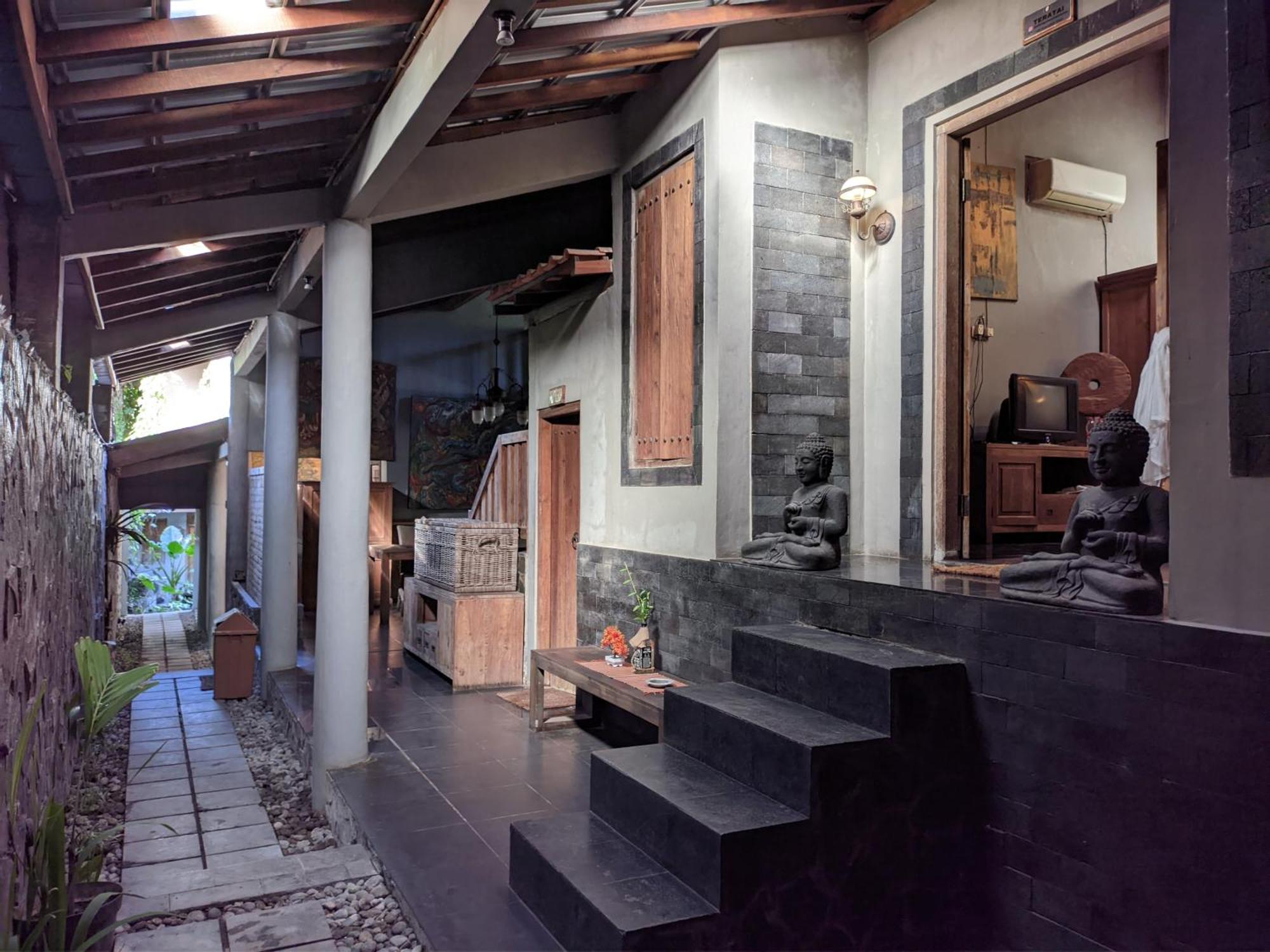 Astuti Gallery Homestay Джокьякарта Экстерьер фото