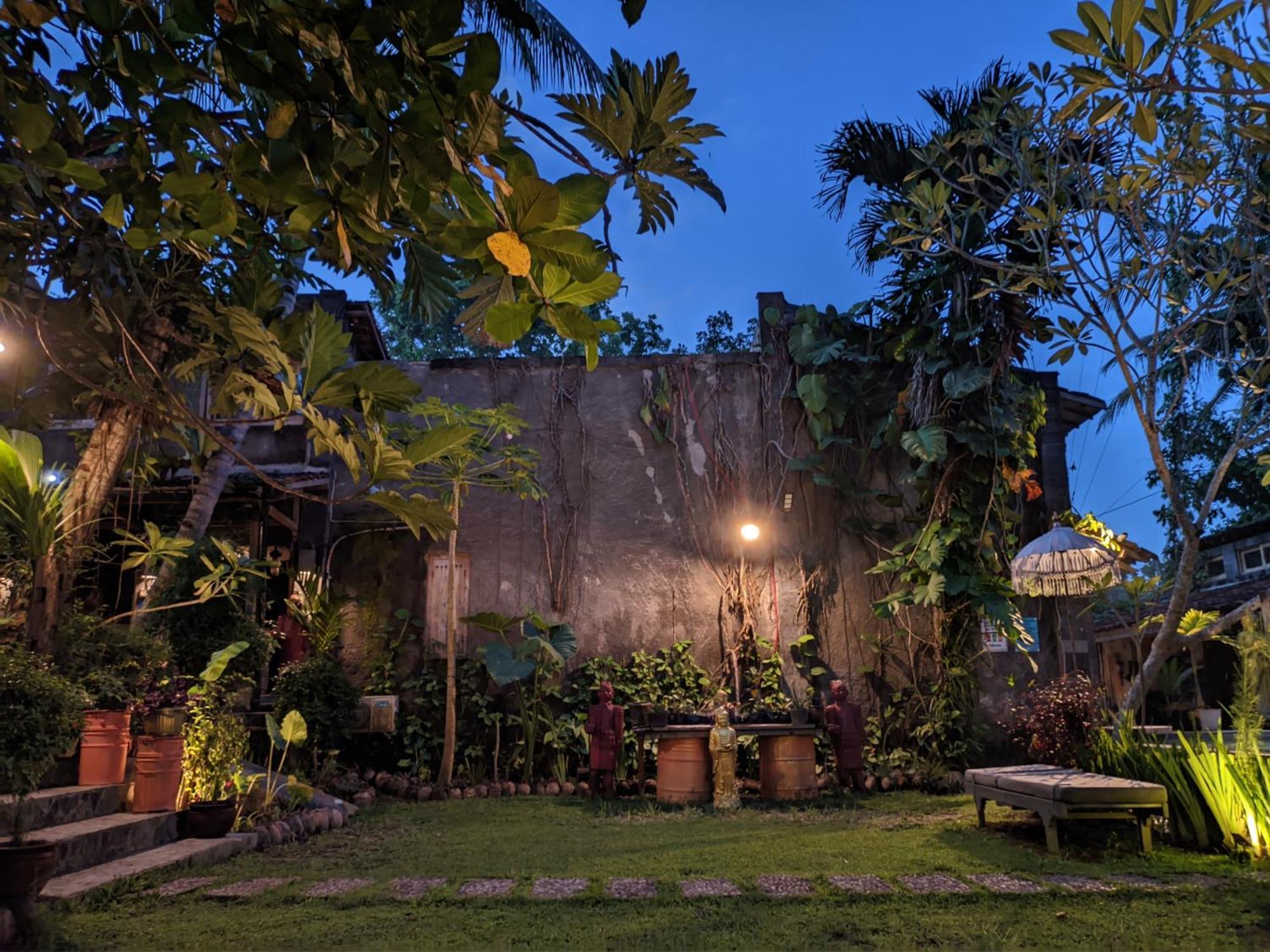 Astuti Gallery Homestay Джокьякарта Экстерьер фото