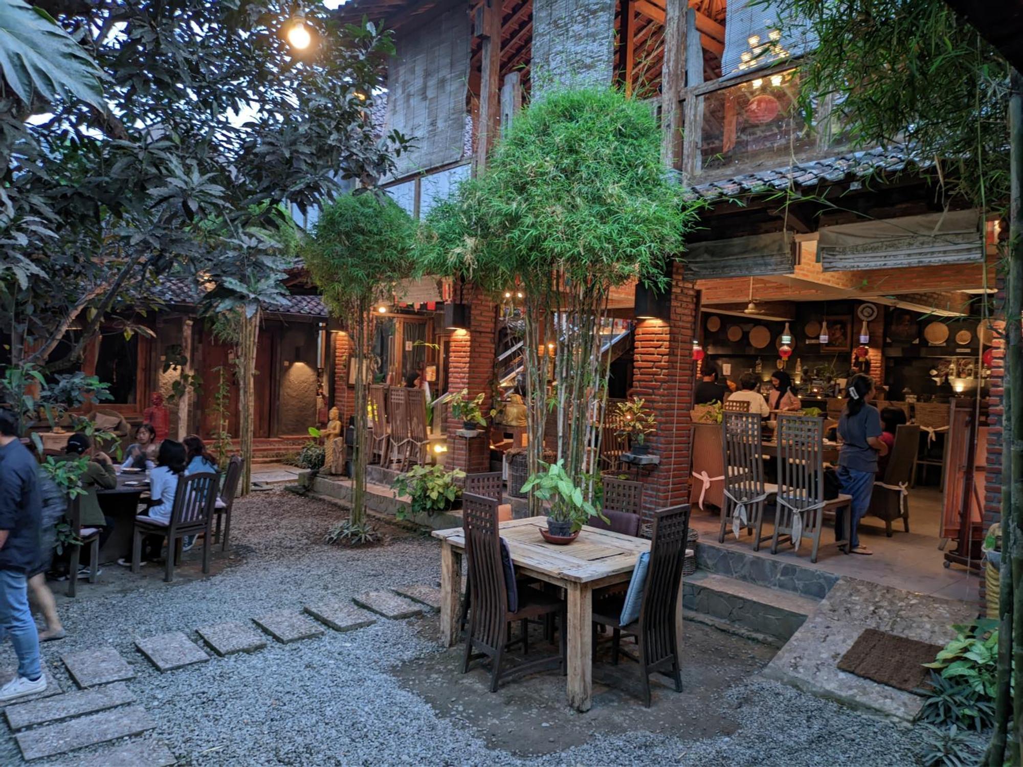 Astuti Gallery Homestay Джокьякарта Экстерьер фото