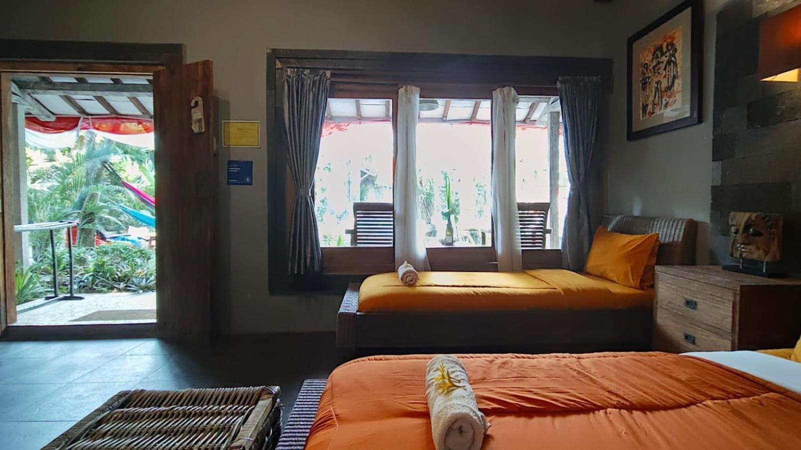 Astuti Gallery Homestay Джокьякарта Экстерьер фото