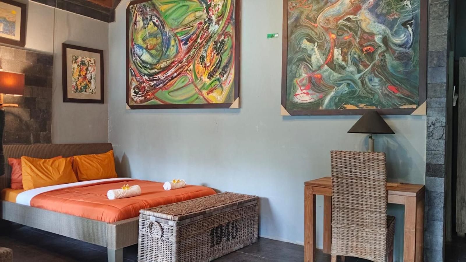 Astuti Gallery Homestay Джокьякарта Экстерьер фото