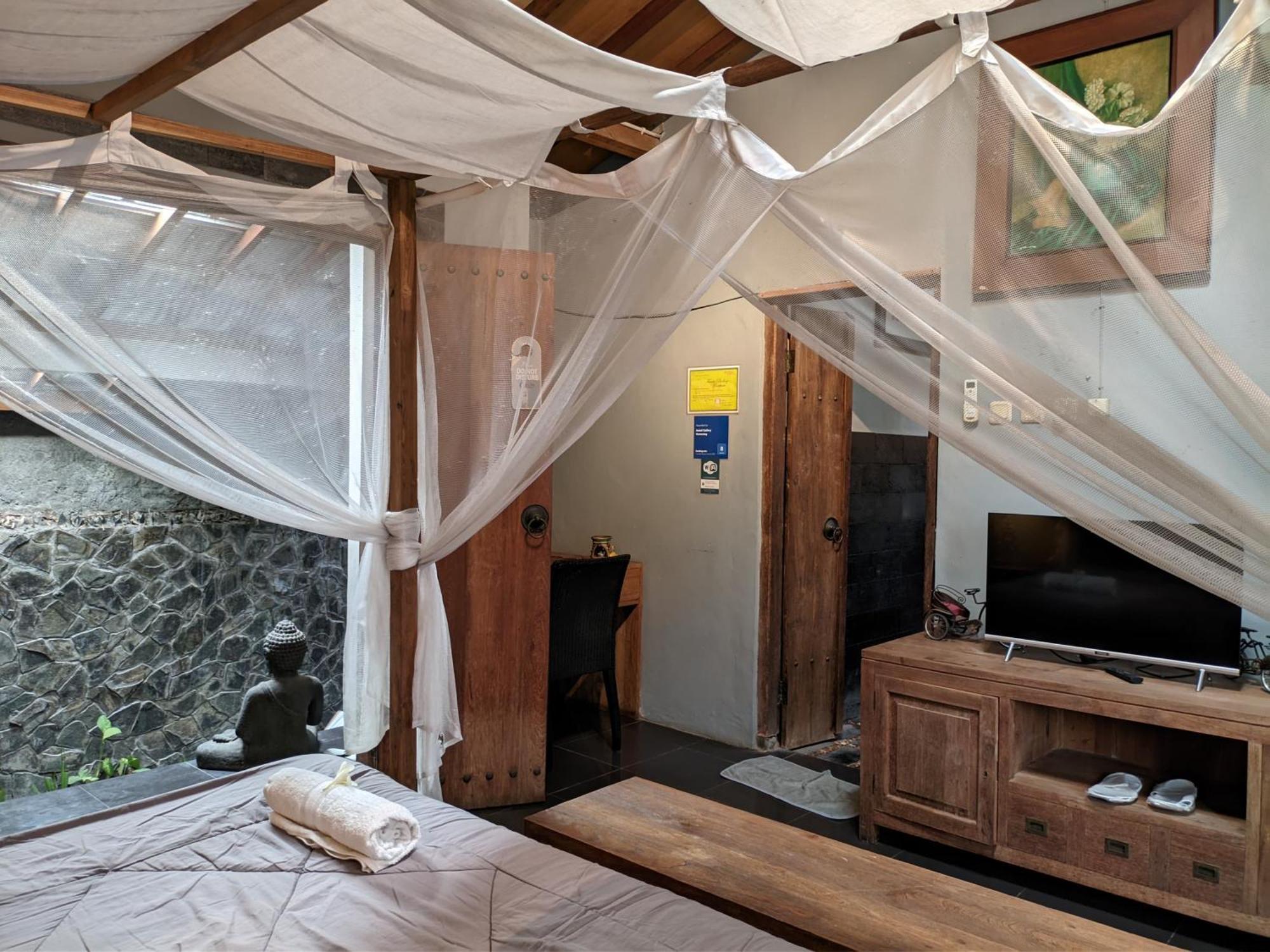 Astuti Gallery Homestay Джокьякарта Экстерьер фото